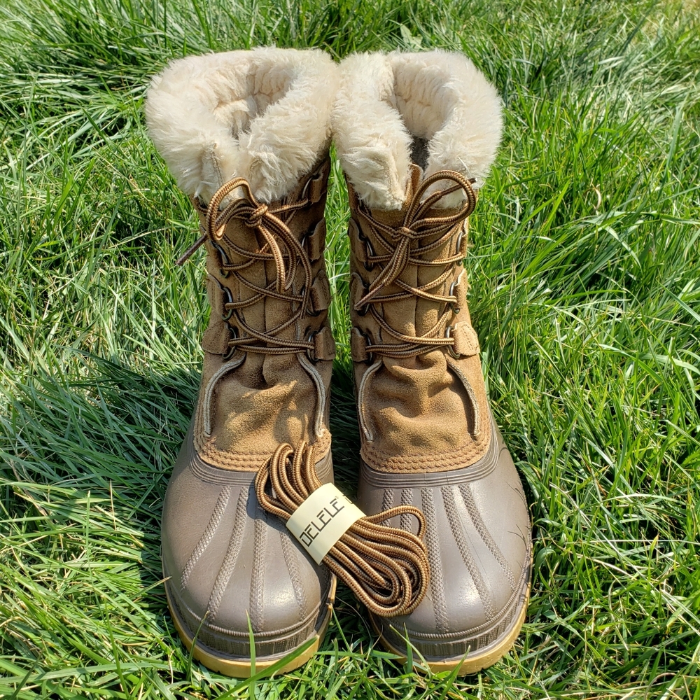 Sorel Tracker Kaufman Boots 9 with extra  laces!!
